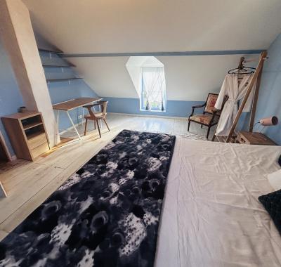 Chambre meublée à louer dans une maison de village