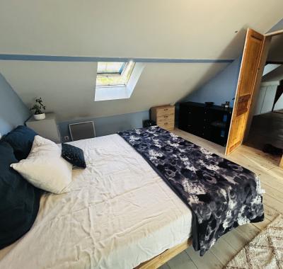 Chambre meublée à louer dans une maison de village