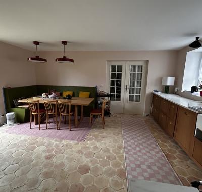 Chambre meublée à louer dans une maison de village