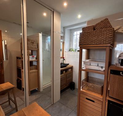 Chambre meublée à louer dans une maison de village