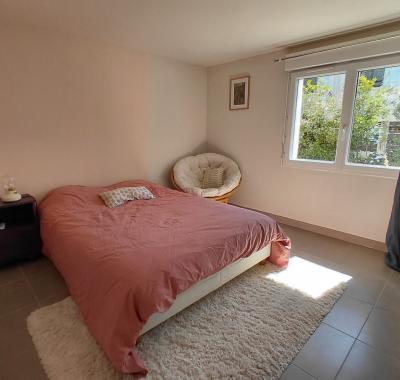 Jolie chambre avec salle de bain privative