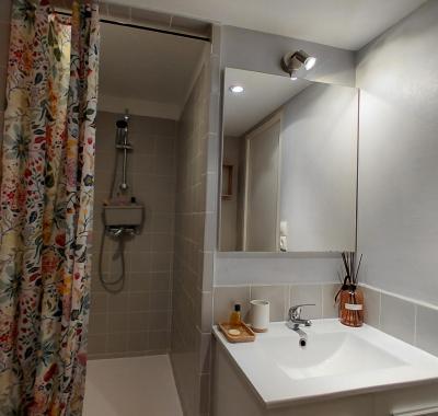 Jolie chambre avec salle de bain privative