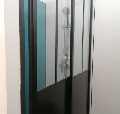 Chambre simple à louer dans une maison spacieuse
