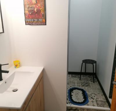 Chambre simple à louer dans une maison spacieuse