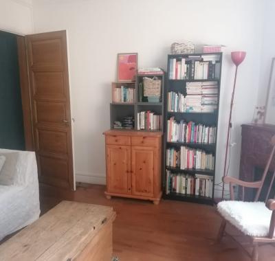 Chambre simple à louer dans une maison spacieuse