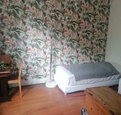 Chambre simple à louer dans une maison spacieuse