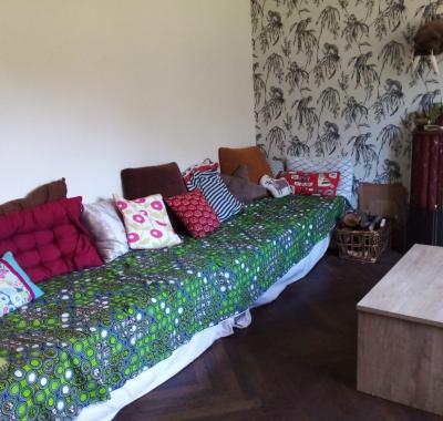 Chambre simple à louer dans une maison spacieuse