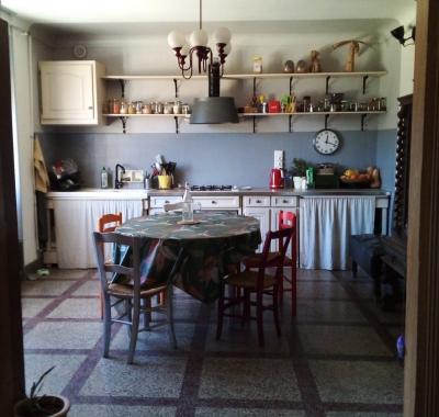 Chambre simple à louer dans une maison spacieuse
