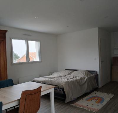 Studio indépendant disponible hors vacances scolaires
