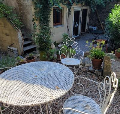 Chambre dans grande maison de village, au coeur des Corbières