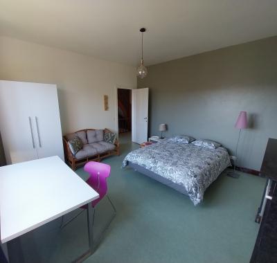 Chambre spacieuse à 300 m de la gare