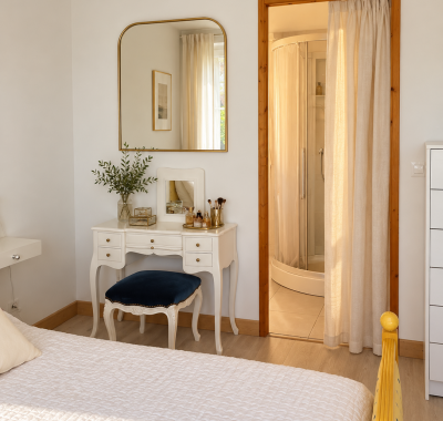 Chambre avec sdb et dressing dans maison avec jaridn