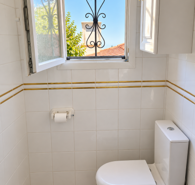 Chambre avec sdb et dressing dans maison avec jaridn