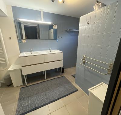 Une chambre (déco surf) à louer dans un appartement à partager