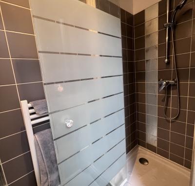 GRANDE CHAMBRE AVEC SDB ET SANITAIRES PRIVATIFS