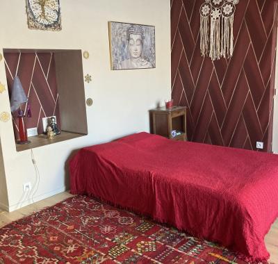 Grande chambre dans maison