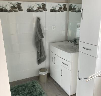 Grande chambre dans maison
