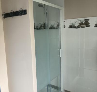 Grande chambre dans maison