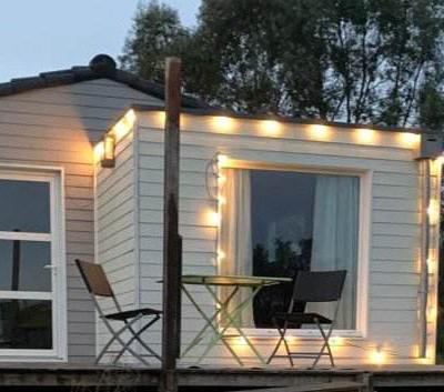Chalet insolite dans le jardin