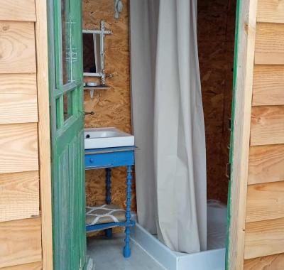 Chalet insolite dans le jardin