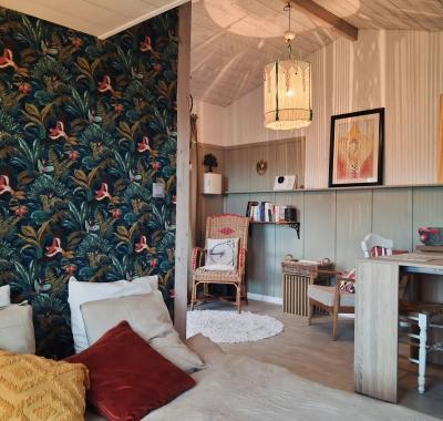 Chalet insolite dans le jardin