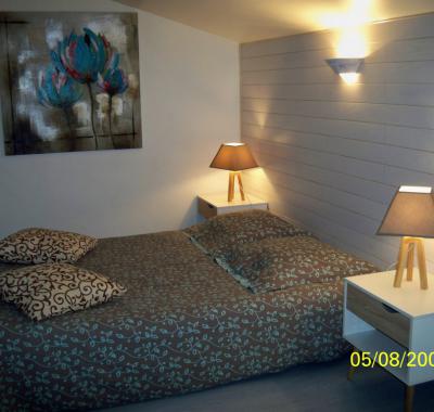 Chambre douillette, et piscine dans village tranquille