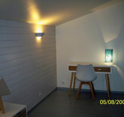 Chambre douillette, et piscine dans village tranquille