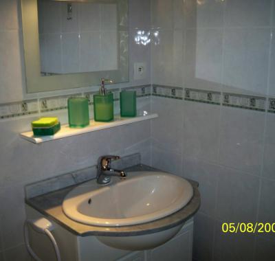 Chambre douillette, et piscine dans village tranquille