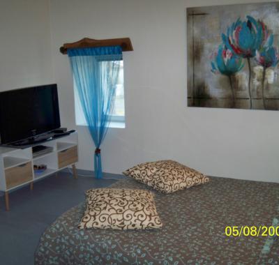 Chambre douillette, et piscine dans village tranquille