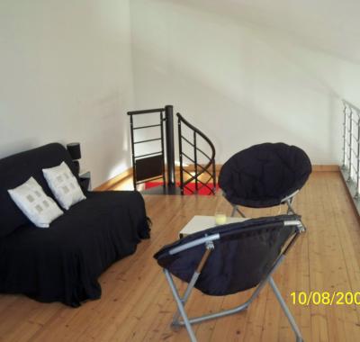 Chambre douillette, et piscine dans village tranquille