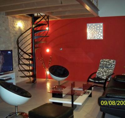 Chambre douillette, et piscine dans village tranquille