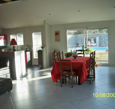 Chambre douillette, et piscine dans village tranquille