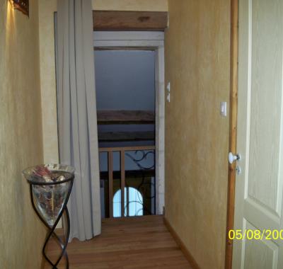 Chambre douillette, et piscine dans village tranquille