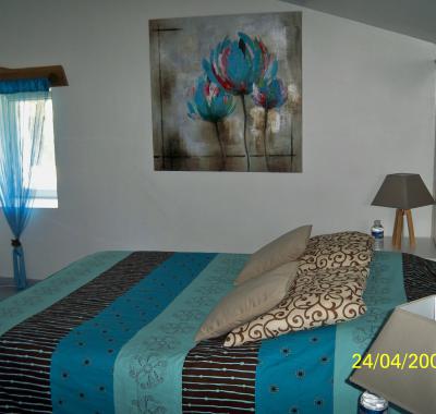 Chambre douillette, et piscine dans village tranquille