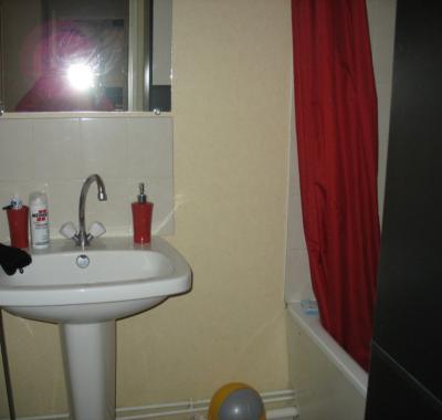 Chambre privée avec Balcon, WIFI et lit King Sizemétro Roseraie