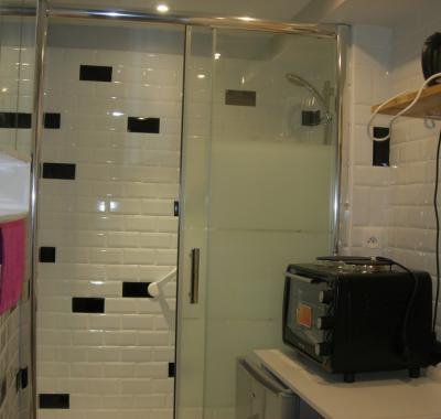 Chambre avec douche coin cuisine wc