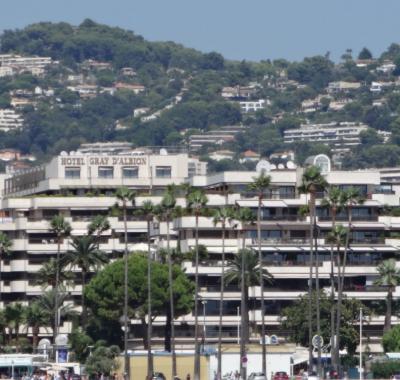 Très joli studio à 100 mètres de la Croisette à Cannes dans résidence renommée