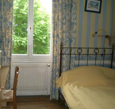 Chambre à louer dans grande maison