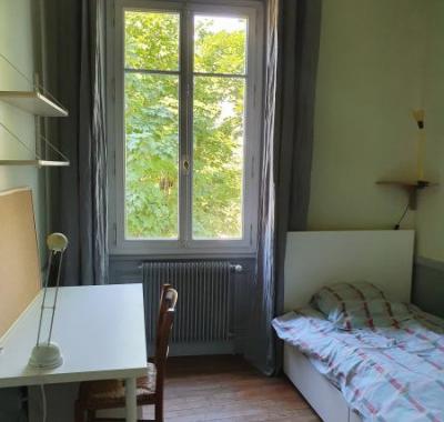 Chambre à louer dans grande maison