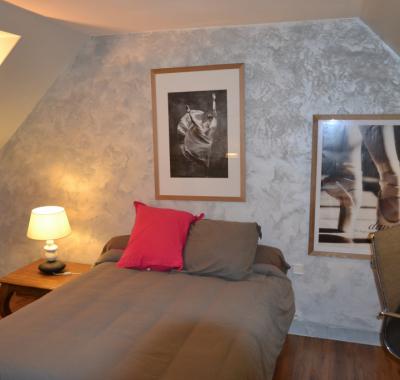 TRES BELLE CHAMBRE DANS JOLIE MAISON