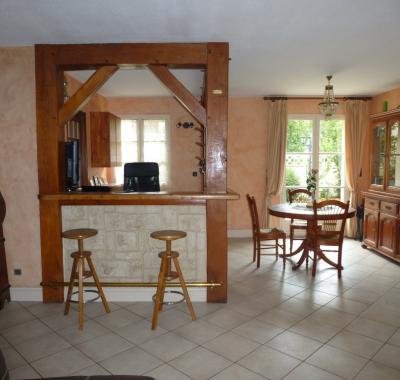 TRES BELLE CHAMBRE DANS JOLIE MAISON