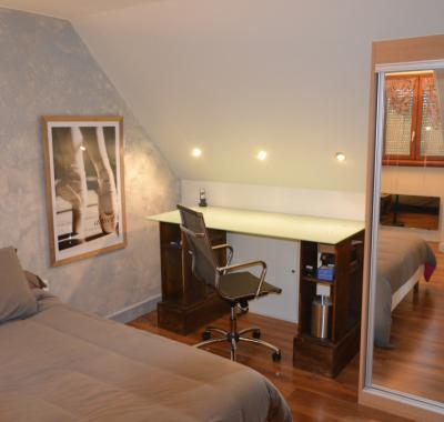 TRES BELLE CHAMBRE DANS JOLIE MAISON