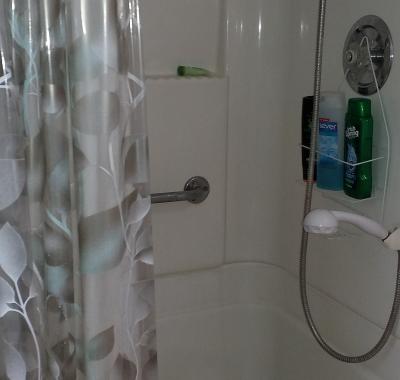 Logement  de 4 Chambres sur 2 étages en face du college stanstead