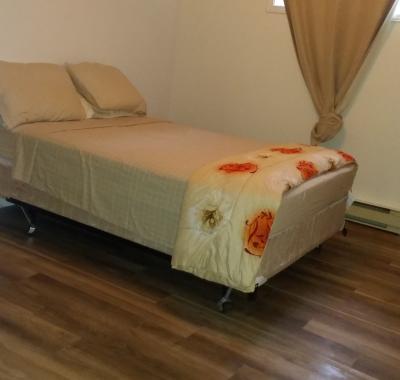 Logement  de 4 Chambres sur 2 étages en face du college stanstead