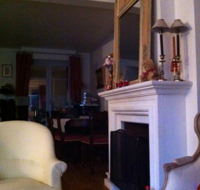 Chambre tout confort dans maison et jardin