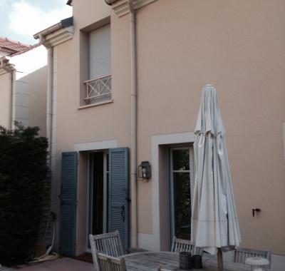 Chambre tout confort dans maison et jardin