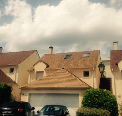 Chambre tout confort dans maison et jardin