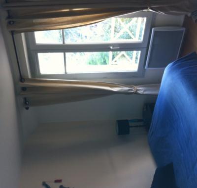 Chambre tout confort dans maison et jardin