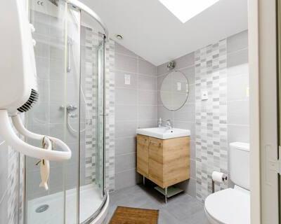 Chambre  Bleue, cuisine, SDE, 10km sud ouest de Lyon