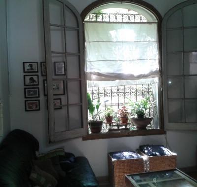 Grande chambre, lumineus dans une maison de Gràcia.